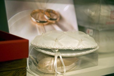 Die Ringe waren gekauft, die Gäste zur Hochzeit angereist - da stoppten die Eltern des Bräutigams die Trauung mit einem fast vergessenen Gesetz. (FOTO: DPA)