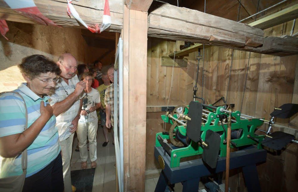 Regina Michel und Hans-Joachim Buhle (v.l.) stiegen mit vielen Interessenten den Kirchturm hinauf, um das sanierte Uhrwerk zu bestaunen.