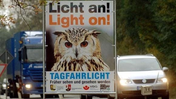 In der Schweiz wird bei Tag das Fahren mit Abblend- oder Tagfahrlicht zur Pflicht.