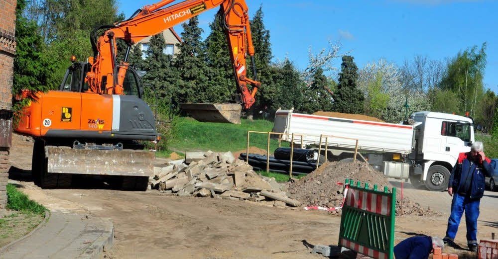 Wieder arbeitet die Naumburger Bauunion an der Straße durch Poserna, nun im zweiten Bauabschnitt.