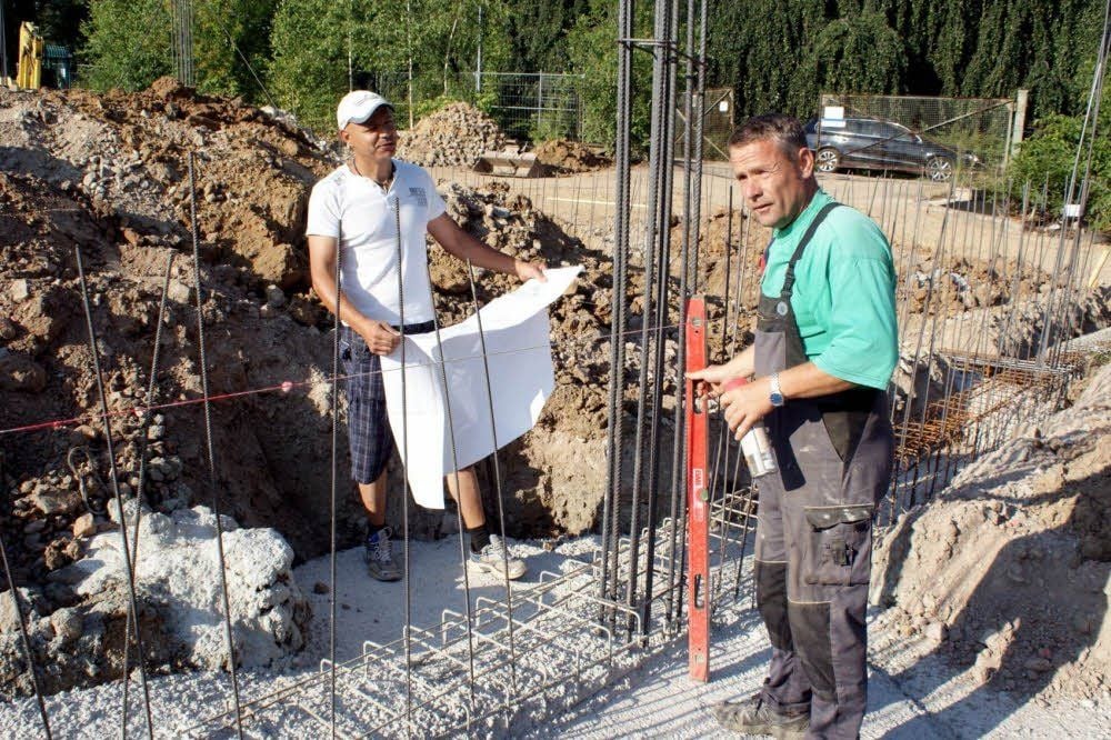 Nino Demurtas und Angelo Herold sind auf der Baustelle für den neuen Lebensmittelmarkt in Zeitz dabei, die Moniereisen zu setzen.