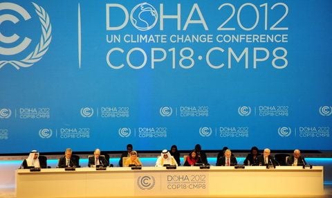 Organisatoren der UN-Klimakonferenz Cop 18 sitzen am Montag (26.11.12) in Doha (Katar) bei der Eröffung auf dem Podium. (FOTO: DPA)