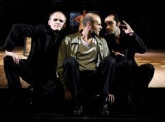 Die Schauspieler Bernhard Conrad (l.), Sebastian Röhrle und Bijan B. Zamani (r.) proben im Schauspiel Stuttgart ihren Auftritt in dem Stück «Faust I». (Foto: dpa)