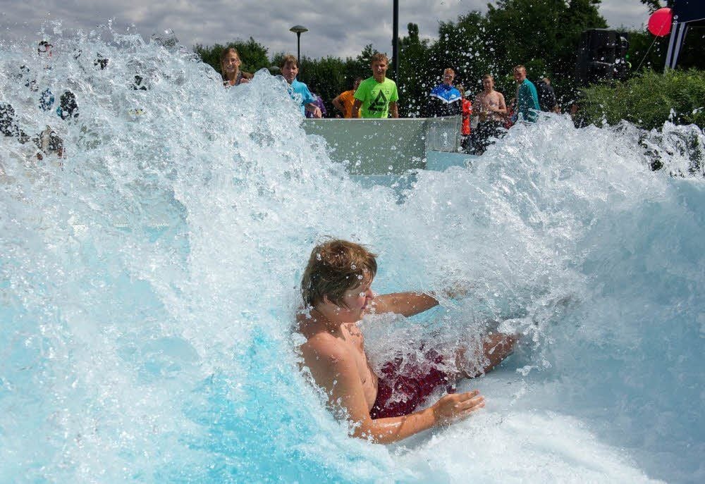 Im Sommer herrscht im Freibad Albertine in Harzgerode Badespaß pur - vorallem auf der Rutsche zur alljährlichen Meisterschaft.