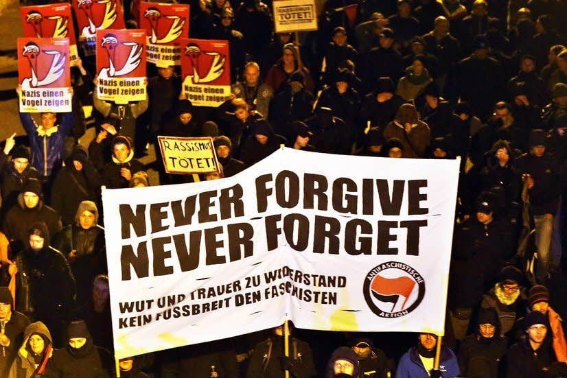 Gegendemonstranten setzten sich für die Flüchtlinge ein.