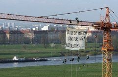 Auf der Baustelle der Dresdner Waldschlößchenbrücke haben Gegner des Projekts am Donnerstagmorgen einen Baukran besetzt. (Foto: dpa)