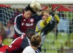 Fußball Bundesliga, FC Bayern München - Hamburger SV am Sonntag (09.02.2003) im Münchner Olympia-Stadion. Niko Kovac (l) vom FC Bayern München kämpft gegen den Torwart vom Hamburger SV, Martin Pieckenhagen. (Foto: dpa)
