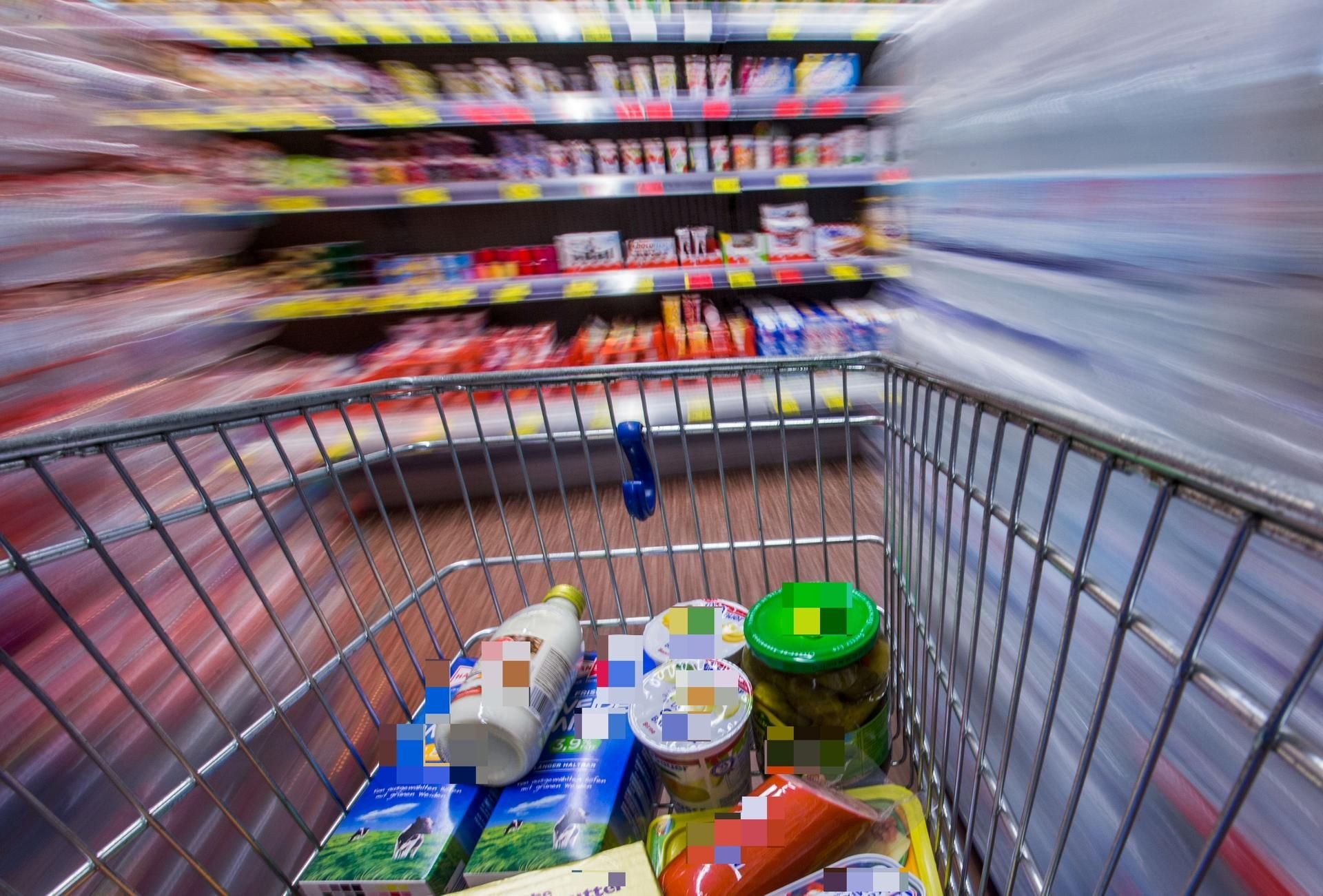Lebensmittel liegen in einem Markt in einen Einkaufswagen.