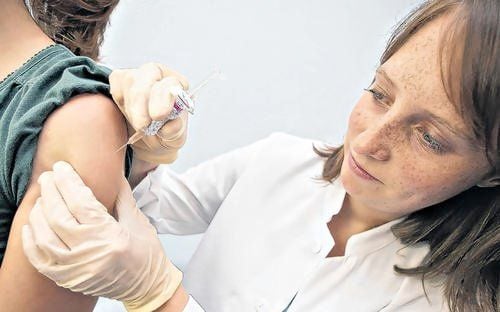 Auch wenn es piekst: Wer länger als drei Tage krank ist, muss zum Arzt.