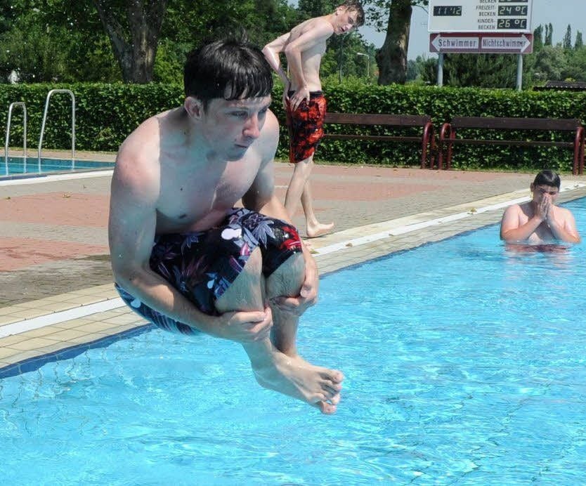 Sven erfrischt sich bei einem Sprung ins Wasser des Hettstedter Freibades.