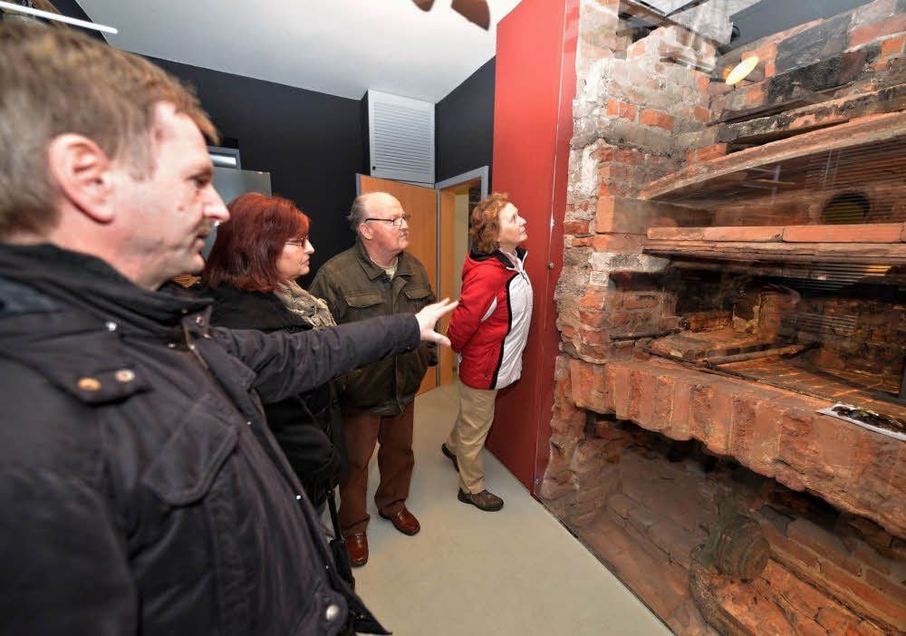 Holger Schmidt (li) führt Besucher durch die Alte Bäckerei der Johannisstraße.