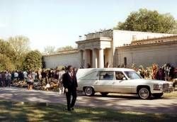 Zur 3sat-Sendung am 14.08.02 um 23:55 Uhr. Elvis. Ein amerikanischer Tod. Auf dem Friedhof Forest Hill in Memphis. Vor wenigen Minuten ist Presley beigesetzt worden. Die Trauergemeinde verlässt das Mausoleum.