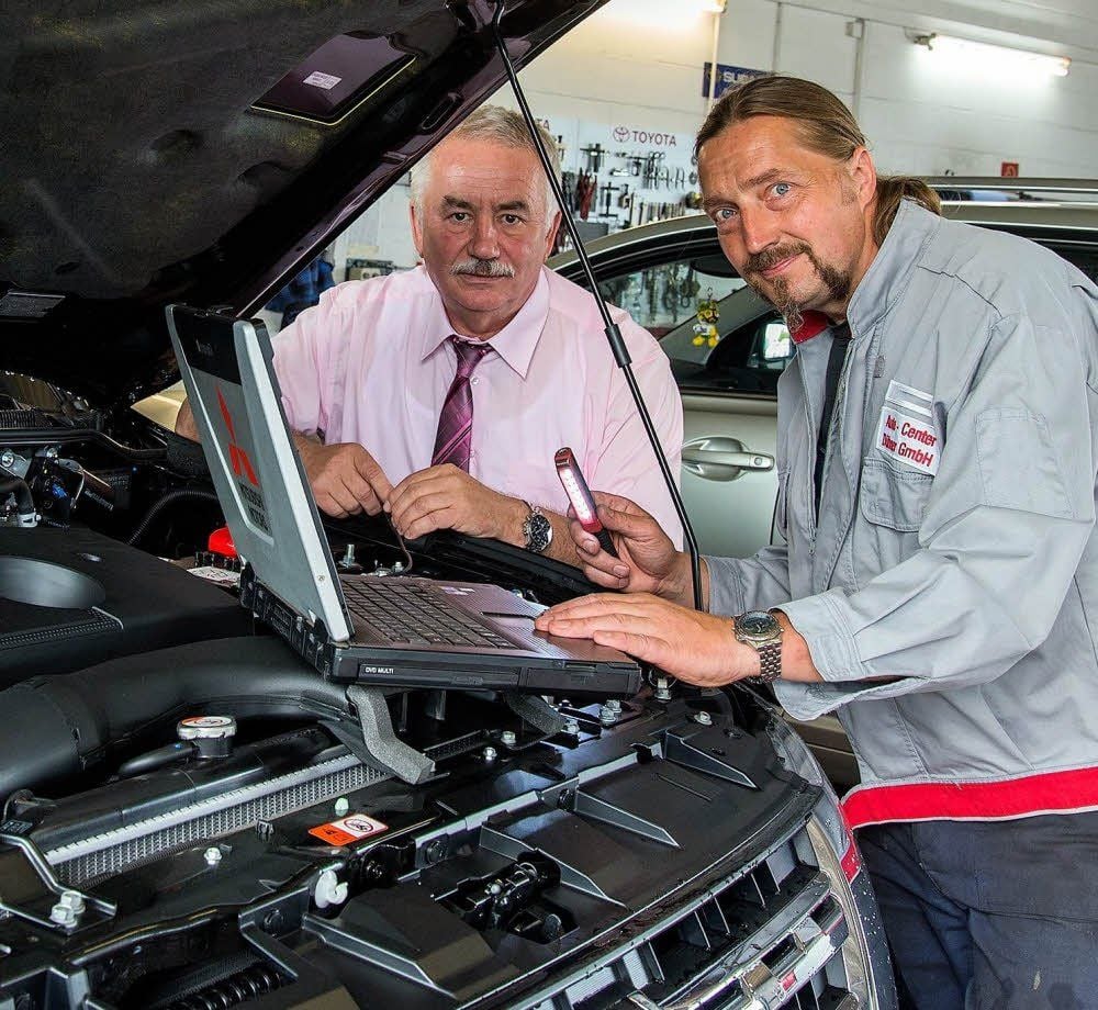 Autohaus-Inhaber Wolfgang Dübner (links) und sein neuer Mitarbeiter Jens-Uwe Kind, der sich zum Kfz-Mechatroniker umschulen ließ.