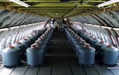 Der Prototyp des Airbus A380 ist in Toulouse mit Wasserbehältern vollgestellt, die das Gewicht von Passagieren und Gepäck simulieren. Nach erfolgreichen Rollversuchen am Boden wird der neue Super-Airbus A380 in Toulouse auf seinen ersten Testflug am Mittwoch vorbereitet. (Foto: dpa)