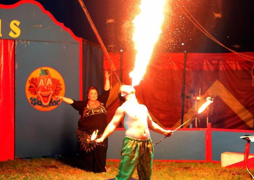 René Barlay zeigte seine Nummer als Feuerspucker.