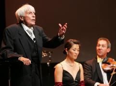 Der Schauspieler und Sänger Johannes Heesters (l.) singt am Donnerstag (24.08.2006) in Berlin auf der Bühne der Akademie der Künste. (Foto: dpa)