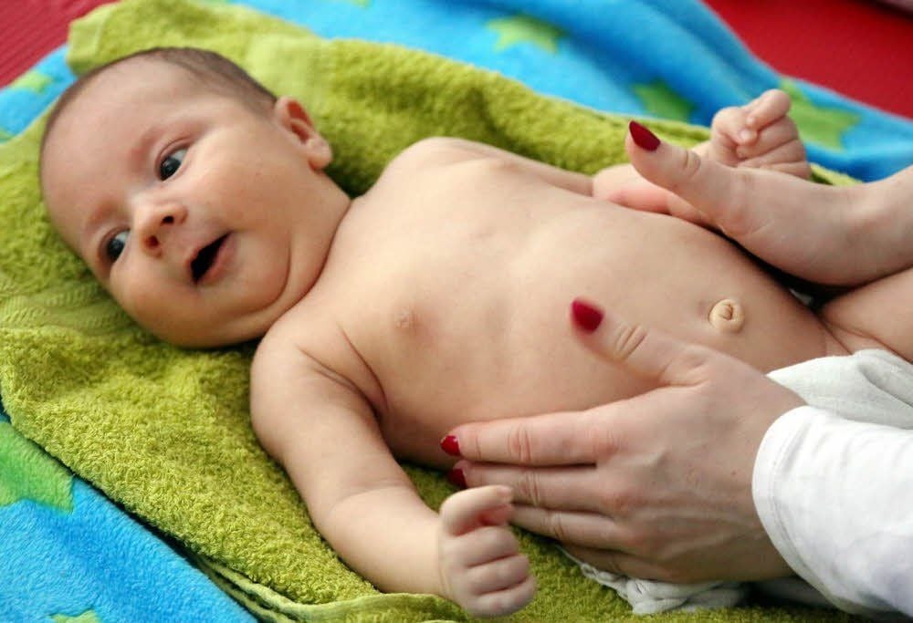 Der kleine Arne aus Kropstädt fühlt sich pudelwohl bei der Massage im Kreise weiterer sechs Babys.