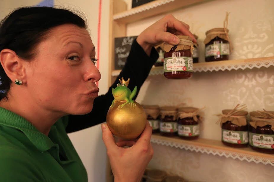 Ines Seydel kümmert sich um die Vermarktung der Froschkönig-Marmelade.