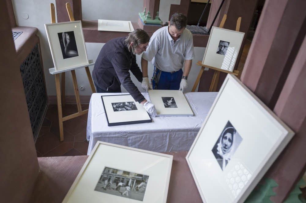 Fotografie-Kurator Theo Immisch (l.) und Museumstechniker Uwe Seichter beim Rahmen der Bilder