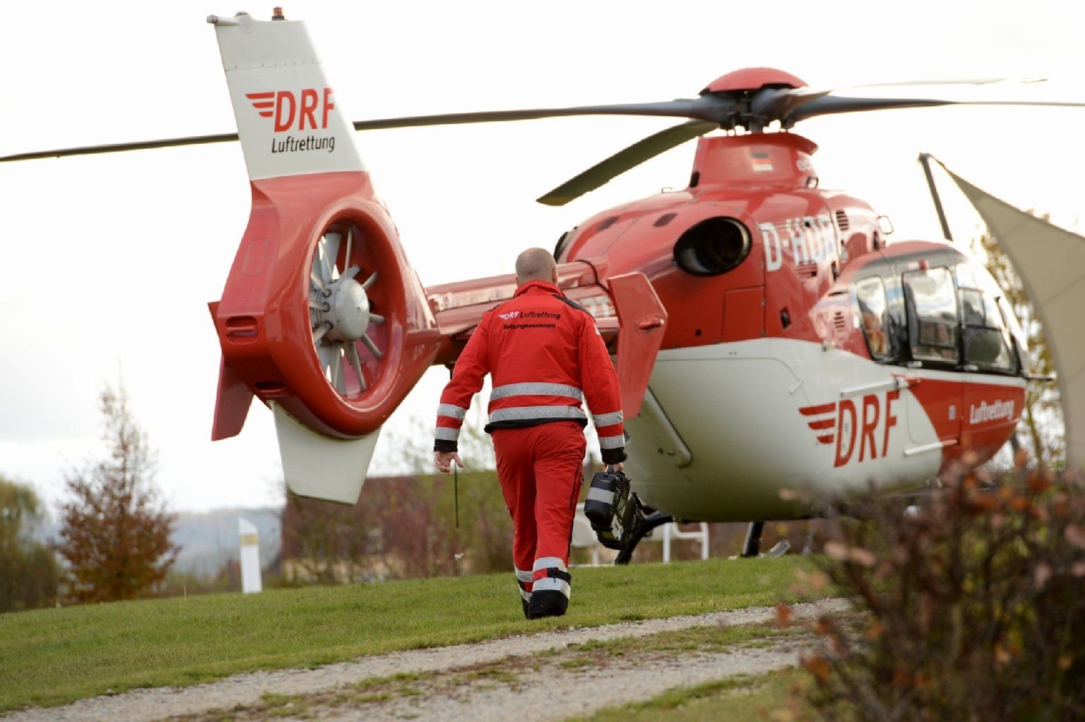 Ein Mitarbeiter der DRF Luftrettung auf dem Weg zum Hubschrauber.