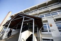 Ein Erwachsener verlässt am Donnerstag das Gebäude der Integrierten Gesamtschule im Mainzer Stadtteil Bretzenheim. (Foto: dpa)
