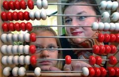 Die neunjährige Michelle lernt in einerEinzeltherapie bei Martina Kleymann das Verständnisfür Zahlen und Rechenaufgaben. Ihre Rechenschwächewurde - im Gegensatz zu vielen anderen Betroffenen- früh erkannt. (MZ-Foto: Andreas Stedtler)