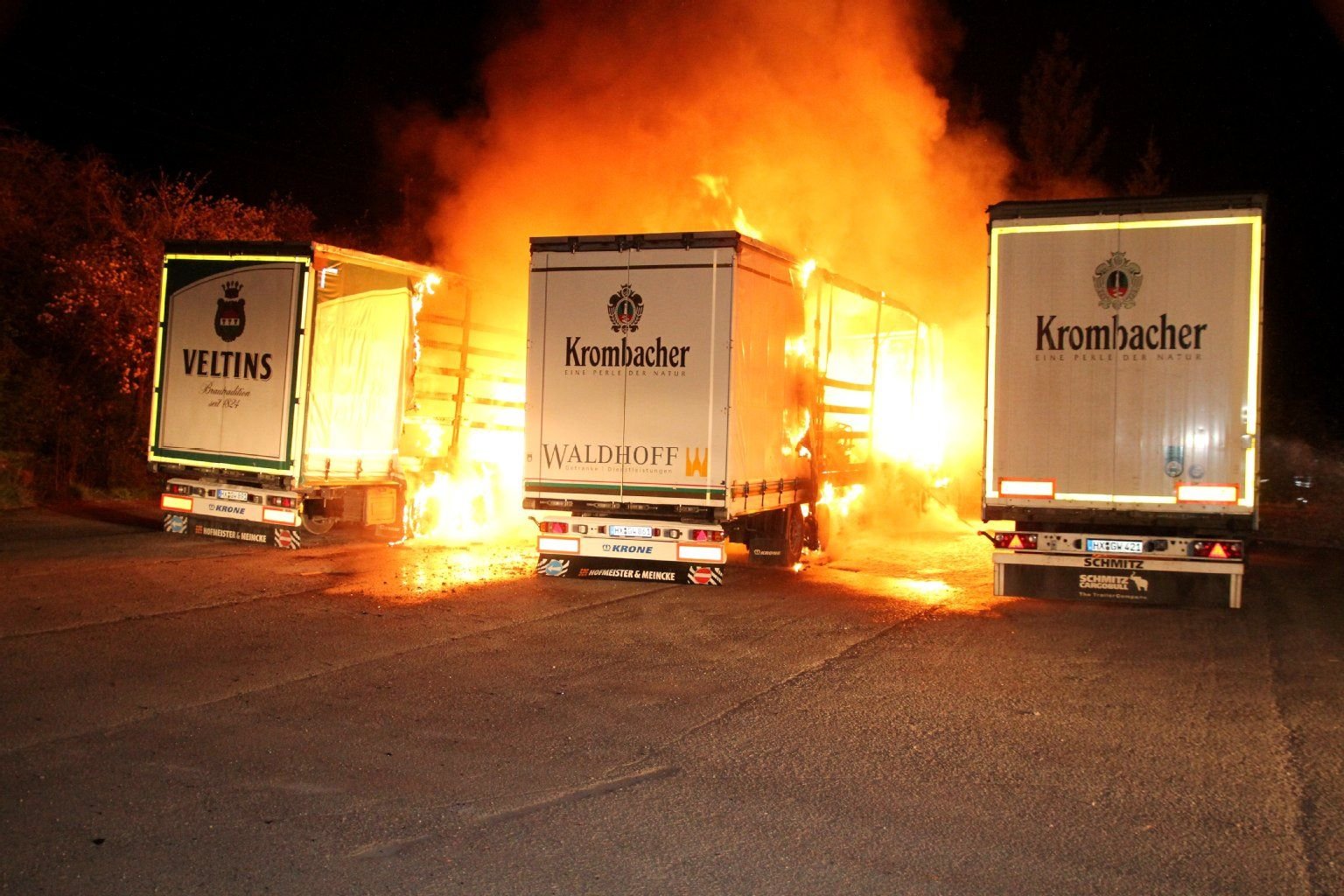 Kurz vor Mitternacht standen in Sangerhausen am vergangenen Samstag drei LKW in Flammen.