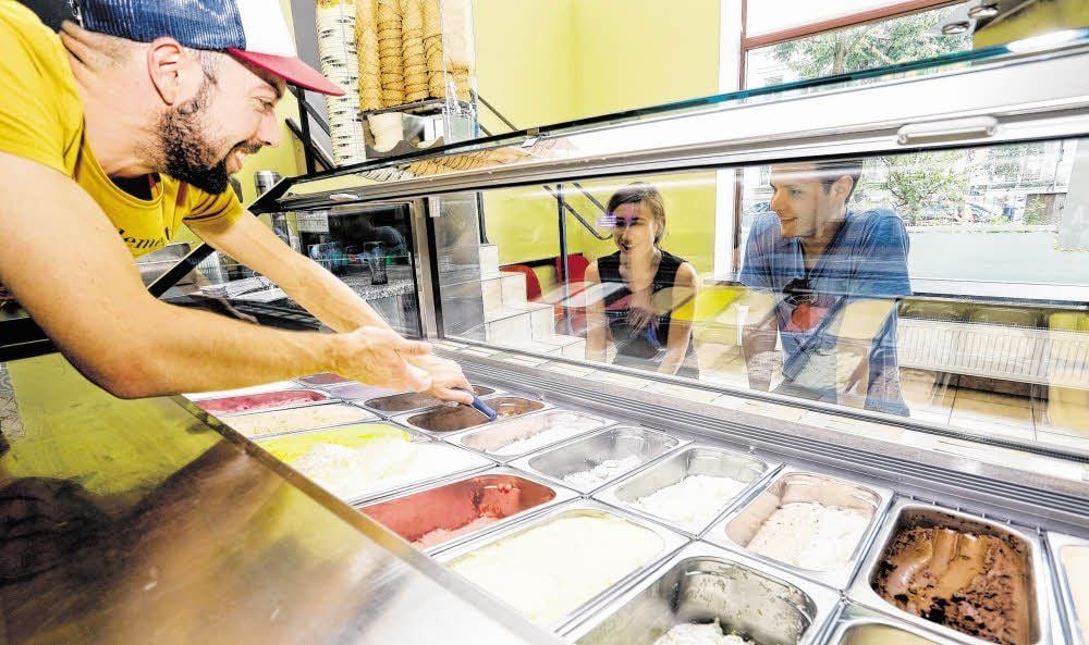 Paul Konrad Verron versorgt die Tester im "Vanilla - der Eisladen" mit leckeren, veganen Eissorten.