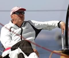Der norwegische König Harald V. genießt den Aufenthalt an Bord eines Segelschiffes. Der Monarch feiert am kommenden 21.02.2007 seinen 70. Geburtstag. (Foto: dpa)