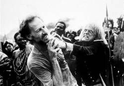 Klaus Kinski (r) in einer Filmszene