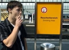 Ein junger Mann raucht am Mittwoch (25. August 2004) in einer Raucherzone auf dem Bahnsteig des Stuttgarter Hauptbahnhofs eine Zigarette. Das Rauchen auf Bahnhöfen wird künftig fast überall verboten sein. (Foto: dpa)
