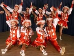 Mitglieder der «Tanzgruppe Merseburg Meuschau e.V.» proben im sachsen-anhaltinischen Meuschau einen Gardetanz. Die Mädchen des Vereins sind seit Mai 2002 amtierende Europameister im Gardetanz und haben es jetzt als erste ostdeutsche Funkengarde bis auf den «Karneval-Olymp» in Köln geschafft - sie werden bei der von der ARD am Rosenmontag ausgestrahlten Festsitzung in Köln-Gürzenich dabei sein. (Foto: dpa)