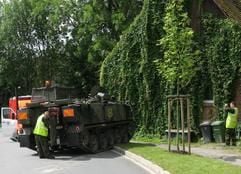 Ein Panzer steht am Mittwoch (25.07.07) neben einer Hauswand in Lichtenau. In Lichtenau (Kreis Paderborn) ist am Mittwoch ein britischer Fahrschulpanzer in ein Einfamilienhaus gefahren und hat dessen Untergeschoss eingedrückt. (Foto: ddp)