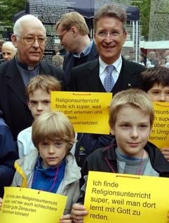 Bischof Wolfgang Huber (r., hinten) Ratsvorsitzender der Evangelischen Kirche in Deutschland und Erzbischof Georg Kardinal Sterzinsky (hinten links) eröffnen am Mittwoch (02.06.2004) in Berlin die Aktionen zum "Tag der Hunderttausend". Der Protest richtet sich gegen weitere Kürzungen im Religionsunterricht. (Foto: dpa)