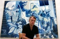 Der Leipziger Maler Neo Rauch sitzt am Mittwoch (06.09.2006) in der Galerie EIGEN+ART in Leipzig vor seinem Bild «Das Blaue» (2006). (Foto: dpa)