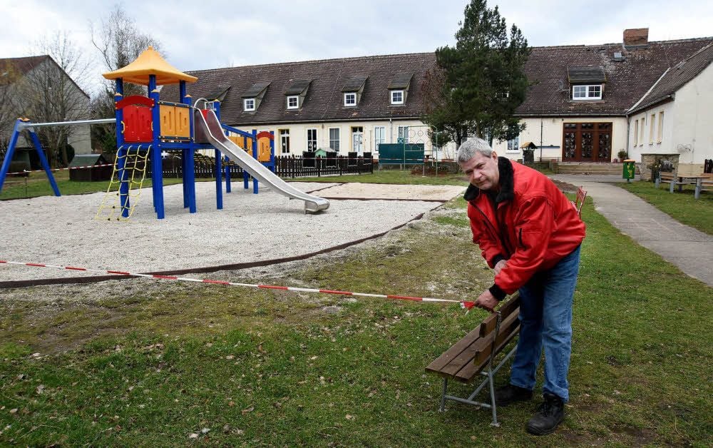 Hans-Jürgen Mengel sperrt in der Kita Profen den Garten mit den Spielgeräten ab. Orkan „Friederike“ fegte Ziegel und Firststeine vom Dach. Auch Bäume und Büsche wurden entwurzelt und wurden schon weggeräumt. Die Kita wartet auf Fördermittel für eine grundhafte Sanierung.