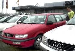 Gebrauchtwagen vor einem Autohaus (Archivfoto: dpa)