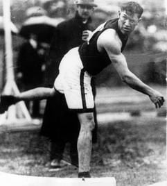 Der amerikanische Sportler Jim Thorpe nach seinem Wurf mit dem Diskus bei den Olympischen Spielen 1912 in Stockholm (Archivfoto). Seine größte sportliche Leistung war der zweifache Gewinn der Goldmedaille im Fünf- und Zehnkampf der Olympischen Spiele in Stockholm als Repräsentant der Sac- und Fox-Indianer und der USA. Außerdem machte er sich noch einen Namen als Baseball-Spieler bei den New York Giants und als Football-Spieler auch mit eigener Mannschaft. Jim Thorpe wurde am 22. Mai 1887 in Prague/Oklahoma geboren und starb am 28. März 1953 in Lomita/Kalifornien. (Foto: dpa)