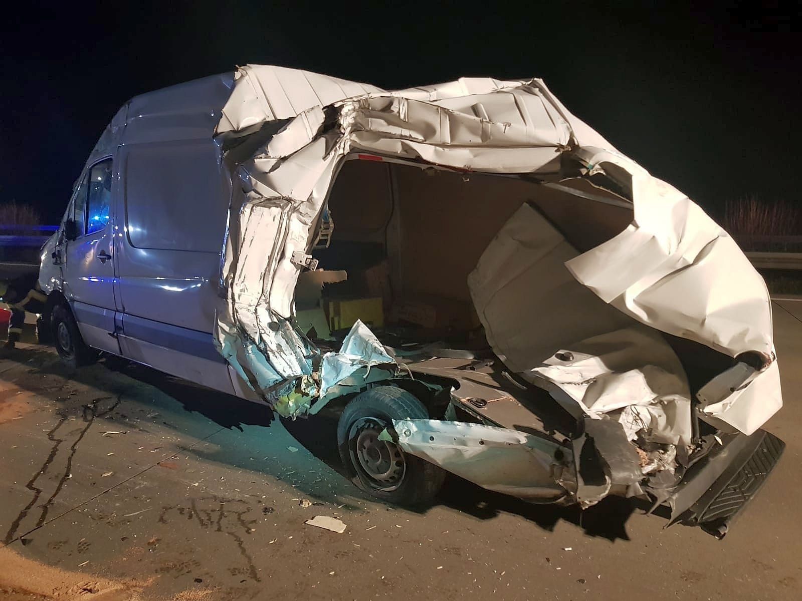 Blick auf den zerstörten Transporter nach dem Unfall.