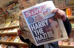 Ein Kunde liest am Donnerstag (13.01.2005) in Hamburg in dem englischen Boulevard-Blatt "The Sun", dessen Titelseite Prinz Harry auf einer Kostümparty zeigt, auf der er ein Hemd mit Hakenkreuzbinde trägt. (Foto: dpa)