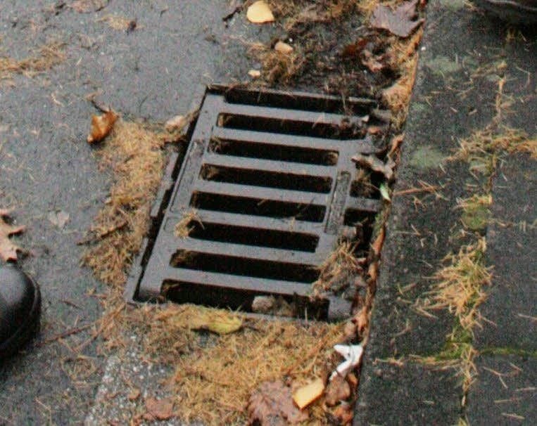 Kanalgitter aus Gusseisen sind eines der bevorzugten Objekte von Metalldieben.