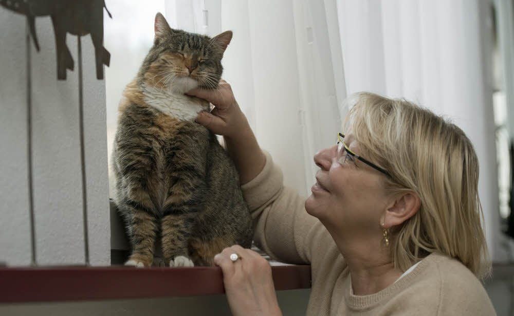 Undine Kurth mit ihrer Katze Amélie