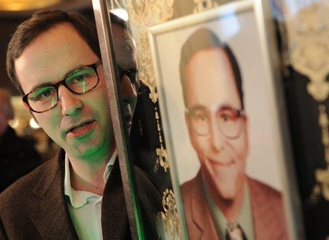 Comedian Kurt Krömer posiert in Berlin bei einer Pressekonferenz mit seiner Platin-DVD (FOTO: DPA)