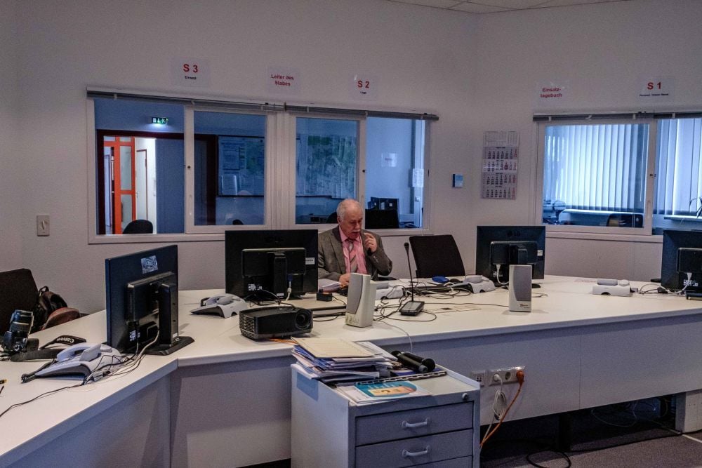 Der Landrat des Kreises Wittenberg, Jürgen Dannenberg (Die Linke), sitzt inmitten der Monitore im Krisenzentrum.