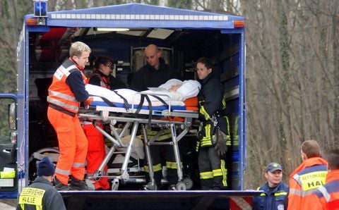 Rettungsdienstmitarbeiter evakuieren die Bewohner des Pflegeheims Gut Gimritz auf der Peißnitzinsel in Halle. (FOTO: JAN MÖBIUS)