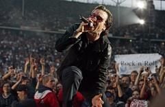 Bono, Frontmann der irischen Rockband U2, singt am Donnerstag (7. Juli 2005) im ausverkauften Olympiastadion in Berlin. Mehr als 60 000 Menschen kamen zum zweiten Deutschlandauftritt der Band auf ihrer «Vertigo»-Tour 2005. (Foto: dpa)