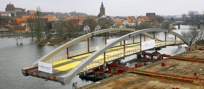 Der Rohbau einer 700 Tonnen schweren Stahlbrücke liegt auf Pontons am Ufer der Havel der Hansestadt Havelberg im Landkreis Stendal. (FOTO: DPA)