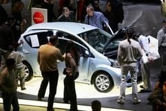 Besucher des Autosalon in Genf betrachten den neuen Aygo von Toyota (Foto: dpa)