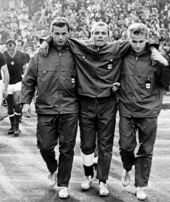 Beim Spiel um Platz drei der Sommerspiele 1964 wird der verletzte Klaus Urbanczyk (M.) aufs Feld geführt.