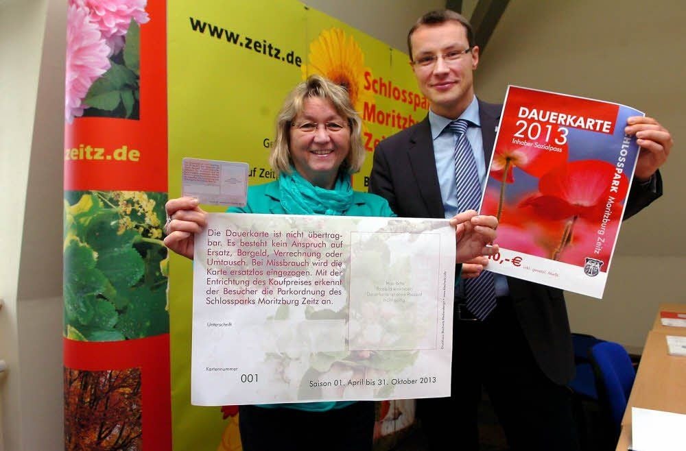 Reglindis Zander und Bürgermeister Henrik Otto zeigen die Dauerkarten, dessen Inhaber in diesem Jahr ein Passbild aufbringen muss muss.